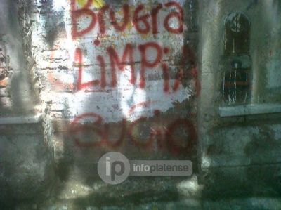 Se cans� de pedir que limpiaran la vereda y 