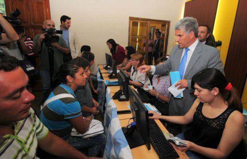 Poggi visit� un centro de entrega de material de estudio