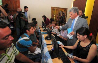 Poggi visit� un centro de entrega de material de estudio