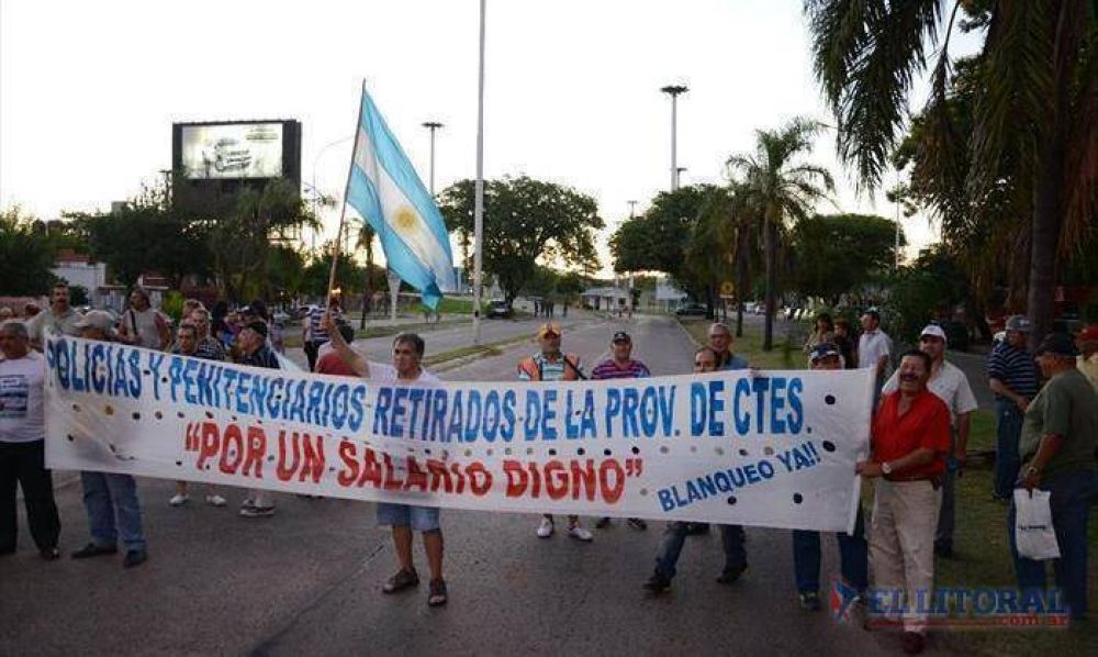 Ex polic�as cortaron acceso al puente y alistan manifestaci�n para ma�ana