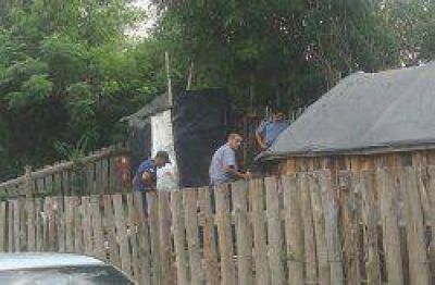 Robaron 400.000 pesos y los enterraron en el patio de una vivienda