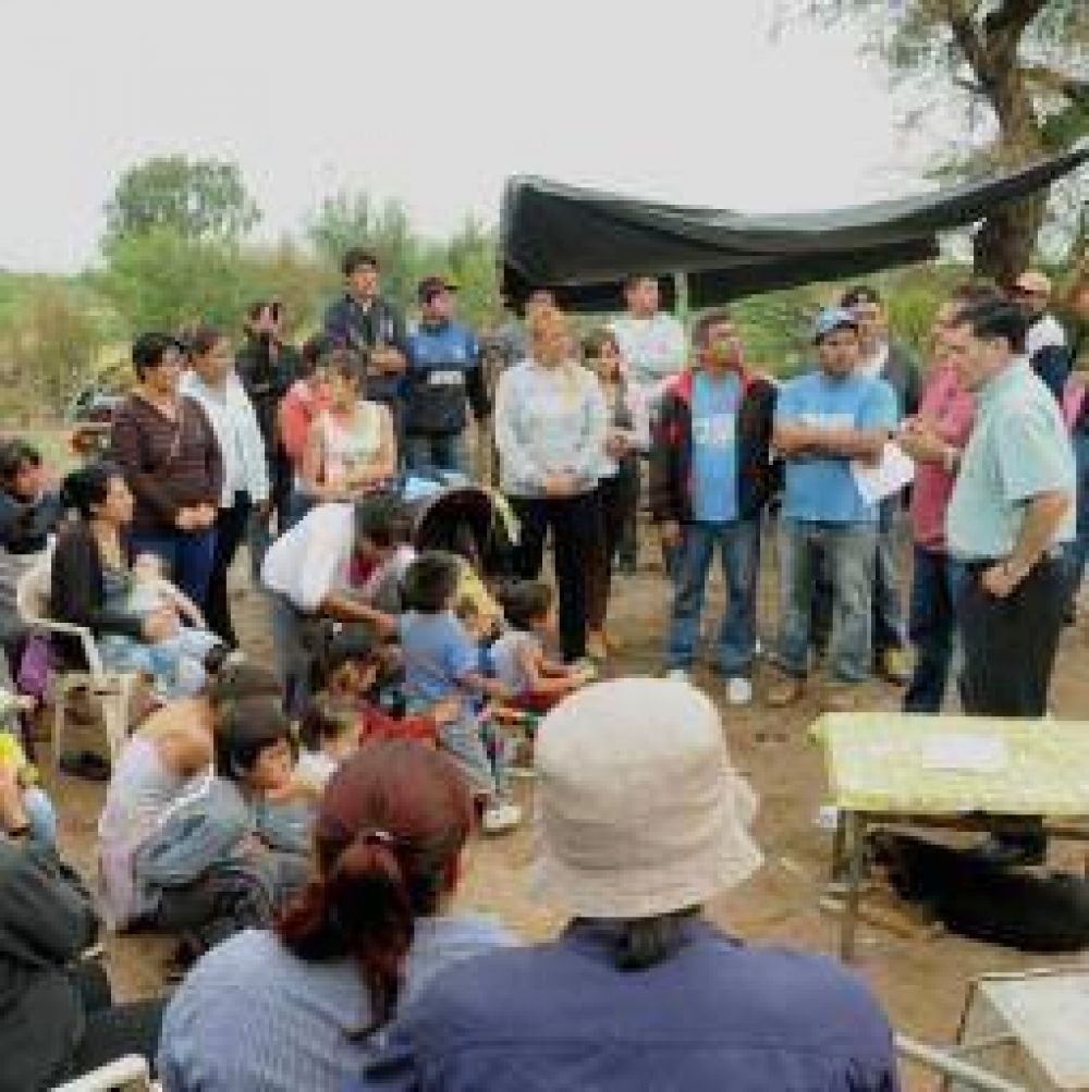 Usurparon tierras fiscales y ahora el gobierno les cede terrenos