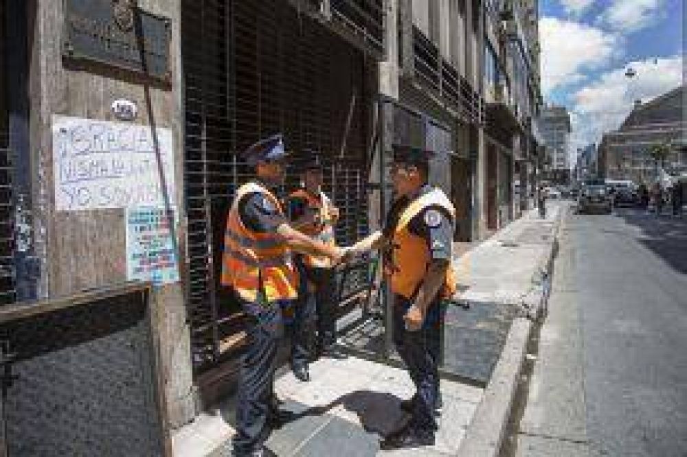 Investigan una pisada y una huella digital