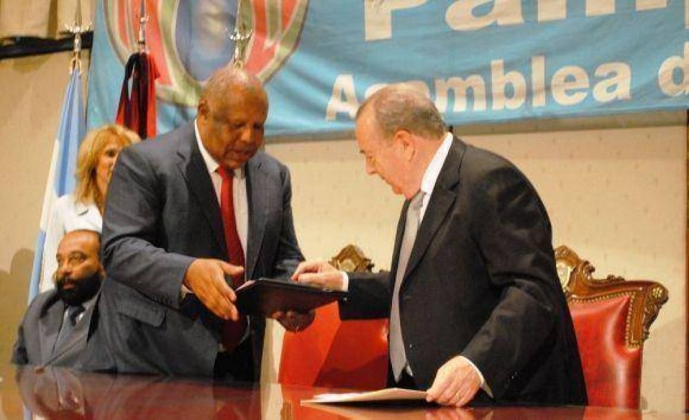 Jorge firm convenio marco con Angola