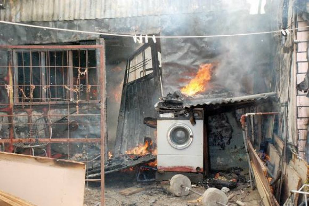 En medio de una discusi�n, dos hermanos incendiaron la casa de su madre