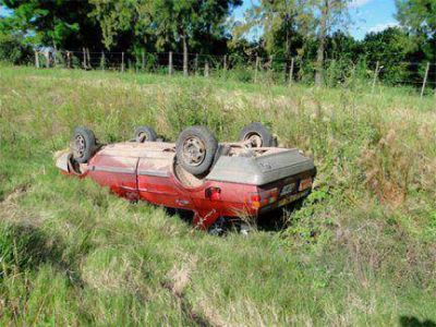 El revent�n de un neum�tico gener� el despiste y vuelco de un auto