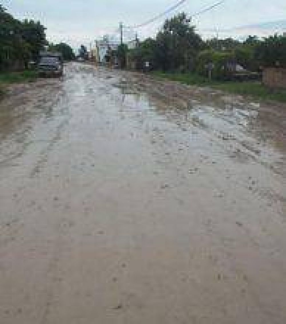 Vecinos se quejan por mal arreglo de calles
