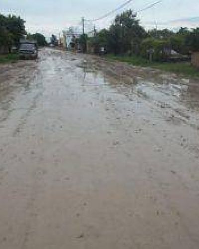 Vecinos se quejan por mal arreglo de calles