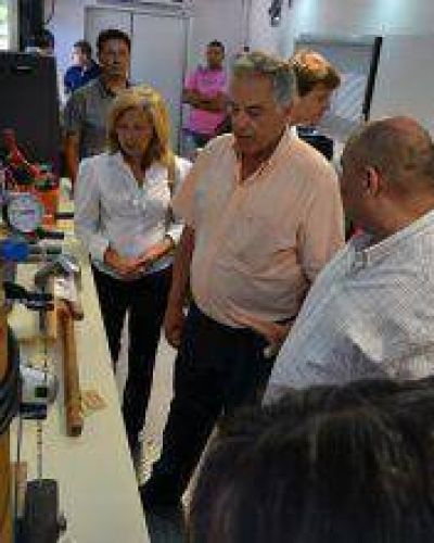 El Gobierno trabaja en activar fuerte formaci�n en oficios de r�pida salida laboral