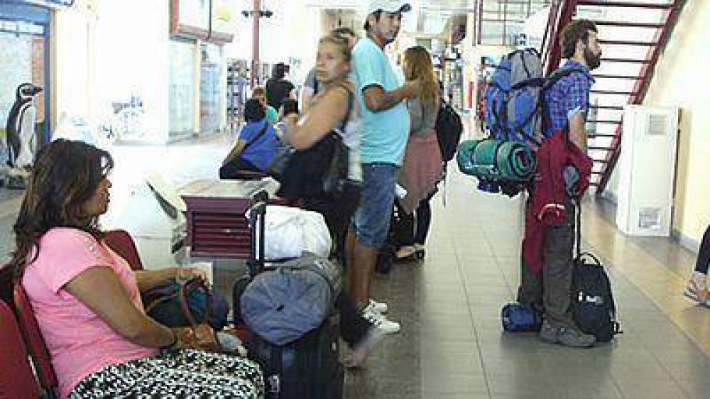 Cientos de pasajeros varados en Madryn por el corte en la Ruta 3