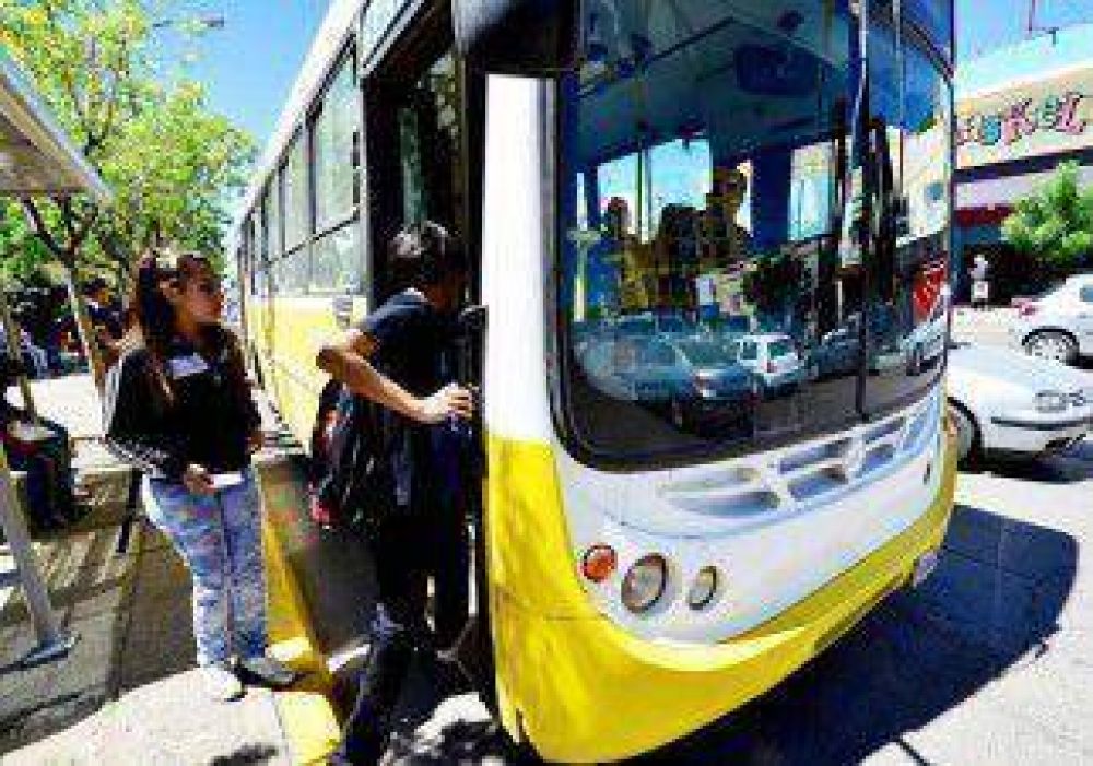 Apuntan a un chofer con una pistola para sacarle 100 pesos 