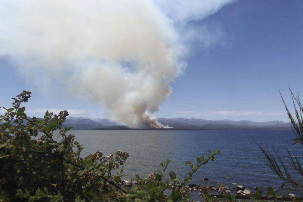 Sigue descontrolado el incendio en la costa norte del lago Nahuel Huapi