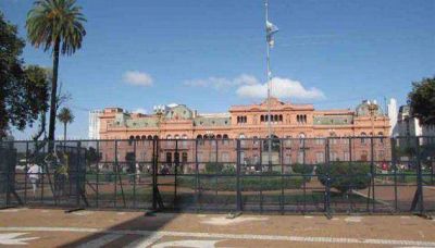 Tras la marcha por Nisman, sueldan el vallado de la Rosada
