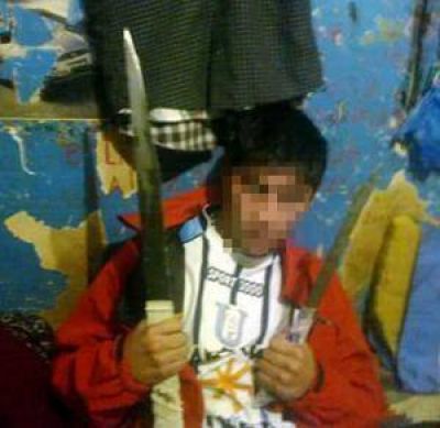 Revuelo por la foto de un preso armado en Facebook
