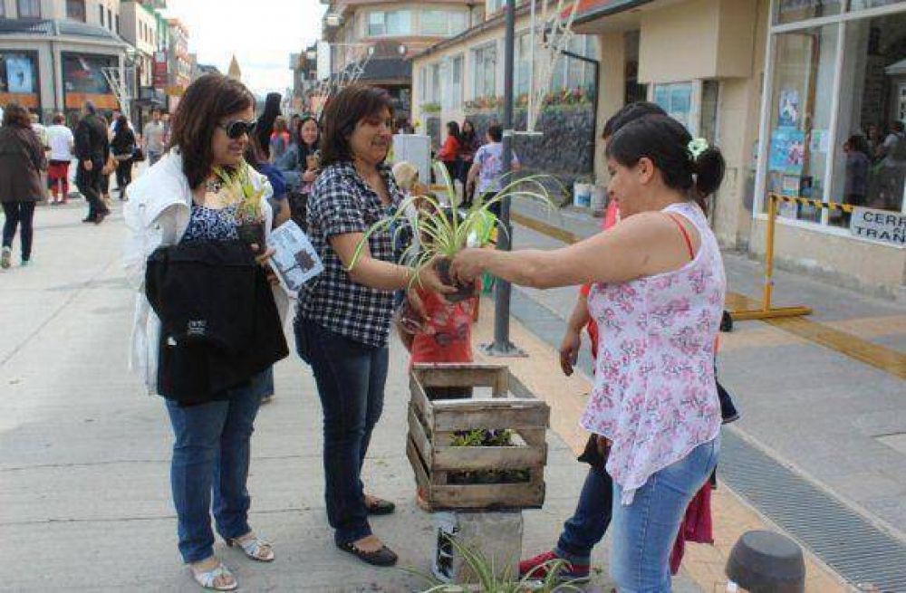 Vecinos y turistas disfrutaron la avenida San Mart�n como peatonal