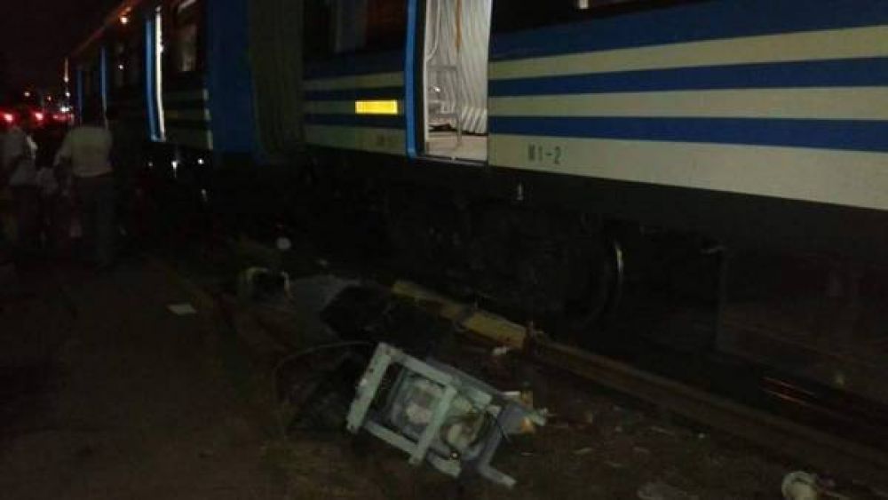 Otra vez descarril� un tren nuevo del Sarmiento en Castelar y hubo demoras