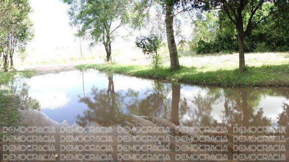 Calles con agua estancada causan olores nauseabundos y problemas en los barrios