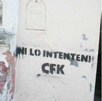 Desde la Juventud Peronista-Peronismo Kirchnerista se hicieron cargo de las pintadas