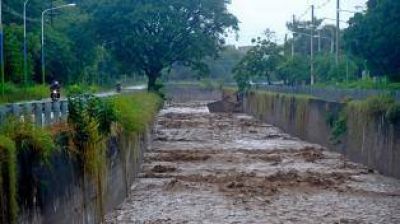 Piden que reparen las barandas de un canal