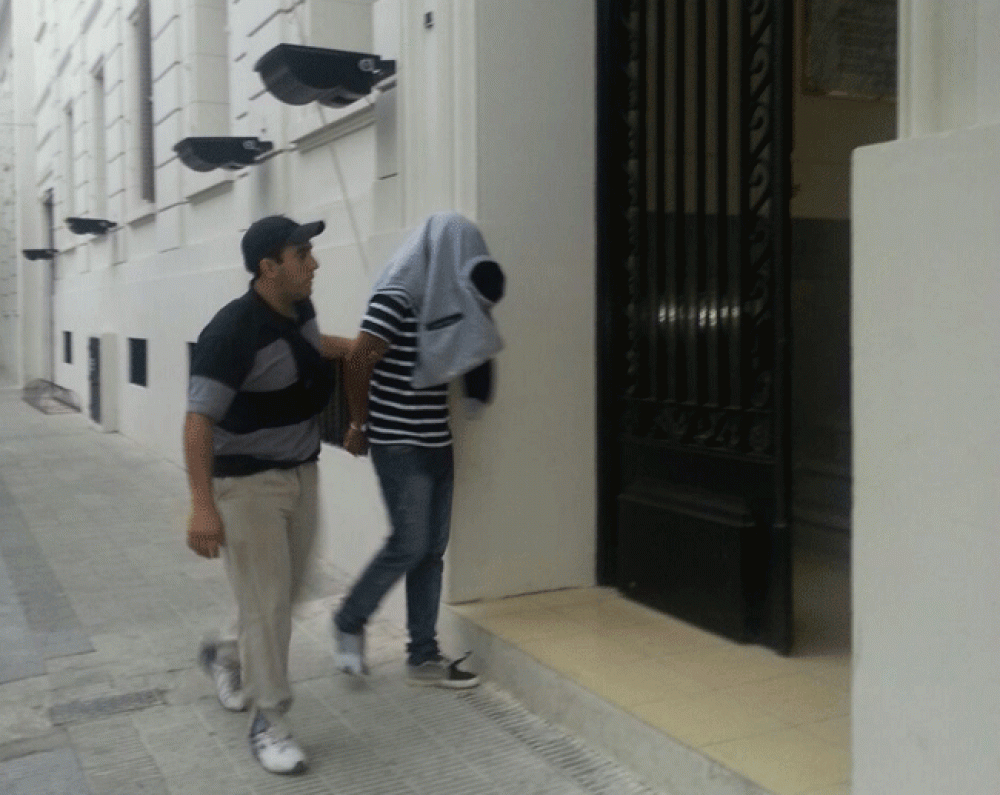 Detienen a un muchacho sospechado de cometer dos robos a 