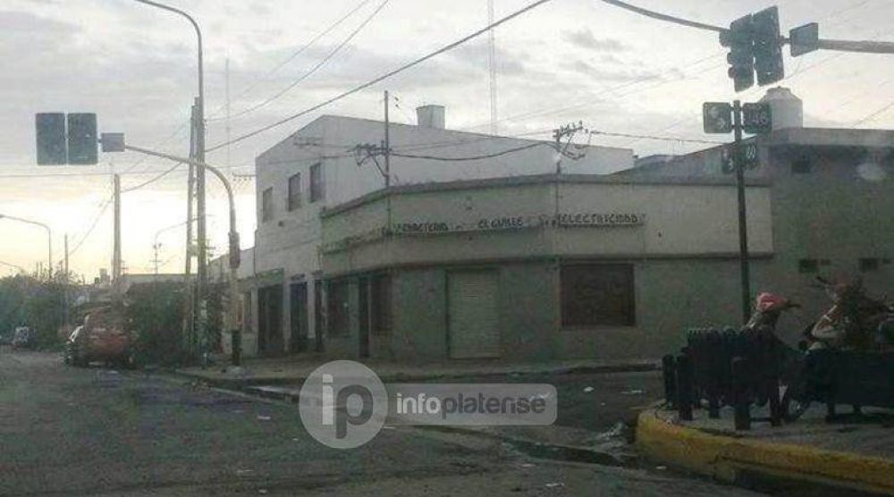 Hace tres meses instalaron sem�foros pero se 