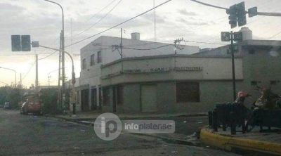 Hace tres meses instalaron sem�foros pero se 