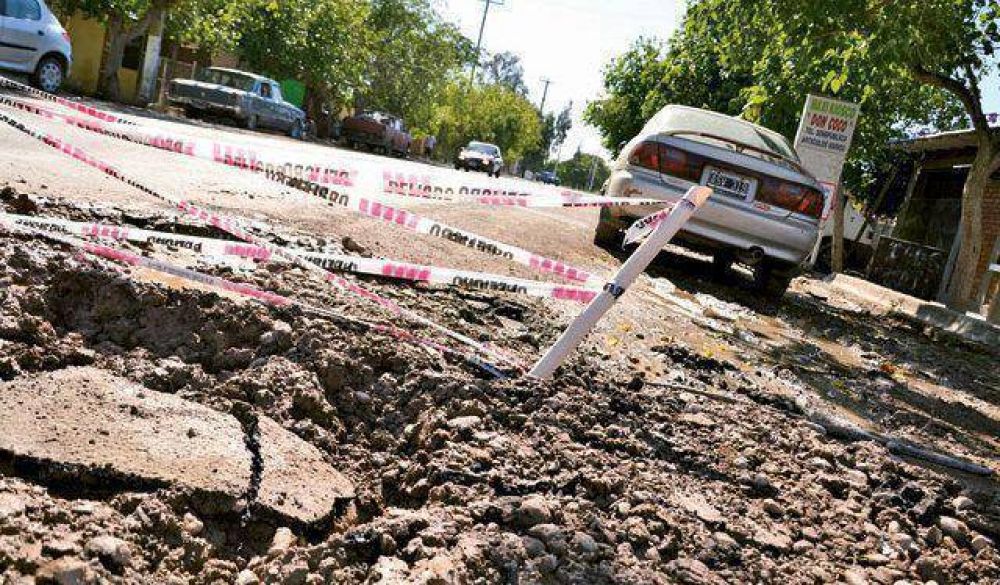 En Rawson, vecinos piden que arreglen un ca�o de agua y la calle