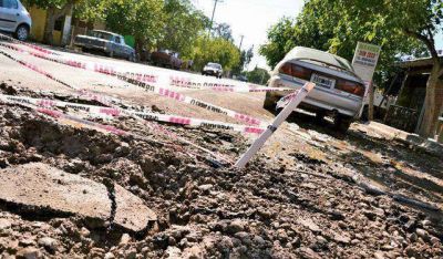 En Rawson, vecinos piden que arreglen un ca�o de agua y la calle
