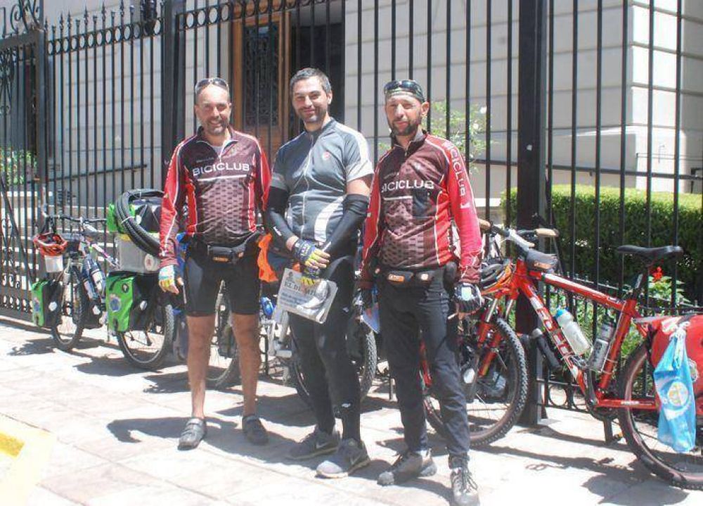 TRES CICLISTAS ESTUVIERON DE PASO POR LA CIUDAD RECORRIENDO EL MUNDO