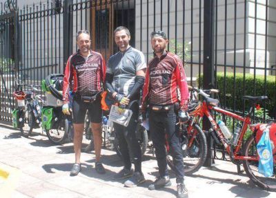 TRES CICLISTAS ESTUVIERON DE PASO POR LA CIUDAD RECORRIENDO EL MUNDO
