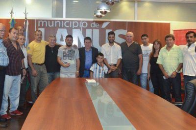 El intendente Dar�o D�az P�rez entreg� subsidios a cinco clubes de barrio