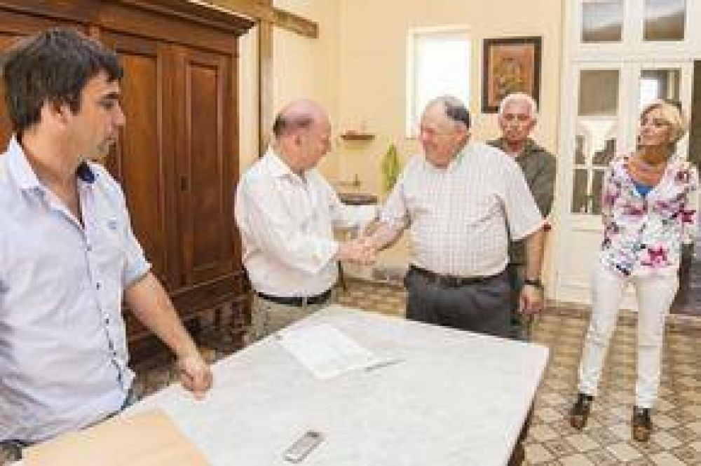 Inza visit� la parroquia de Chillar e hizo entrega de un subsidio para su reconstrucci�n