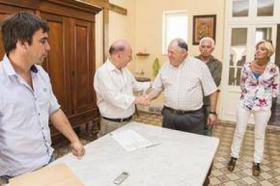 Inza visit� la parroquia de Chillar e hizo entrega de un subsidio para su reconstrucci�n