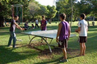 Instalan mesas de ping-pong y ajedrez en las plazas de la Ciudad
