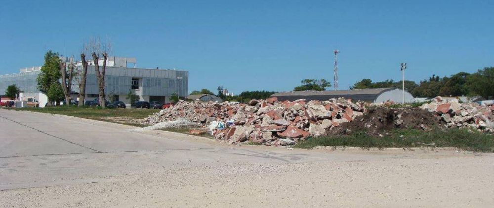 Denuncian basural a metros del CEMA