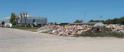 Denuncian basural a metros del CEMA
