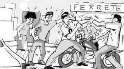 Un polic�a logr� reducir a las pi�as a un ladr�n que robaba una moto