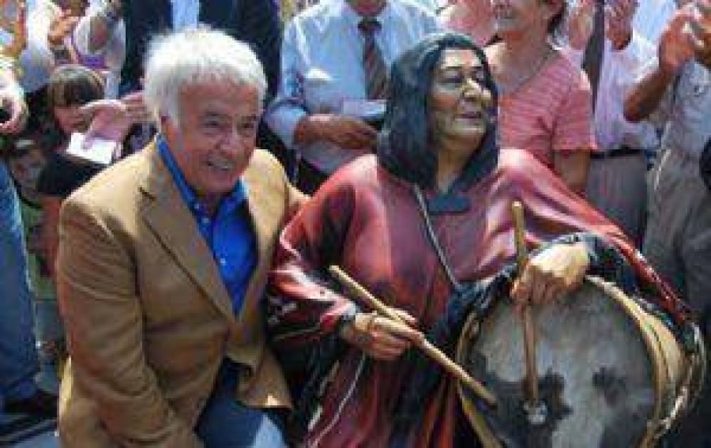 De la Sota, Mercedes Sosa y Don Ata en la Plaza Pr�spero Molina