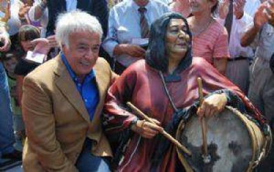 De la Sota, Mercedes Sosa y Don Ata en la Plaza Pr�spero Molina