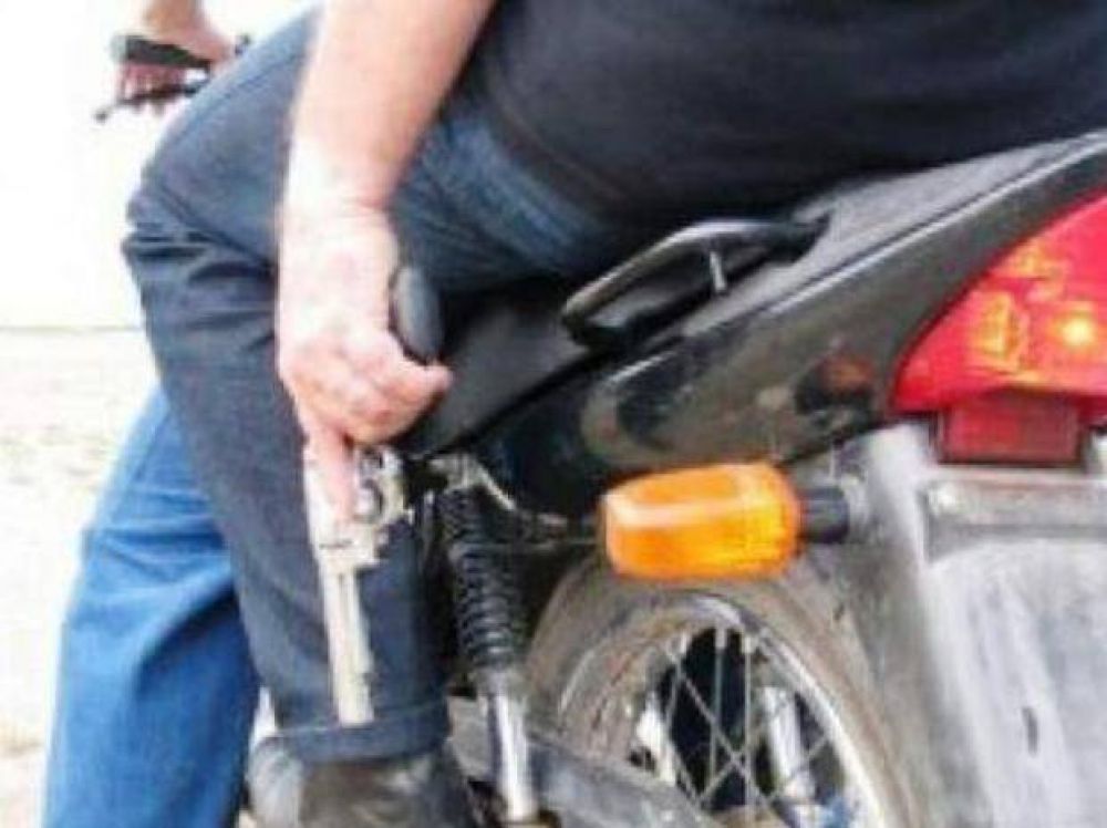 Demoraron a tres personas que andaban en motos con un arma de fuego y un cuchillo