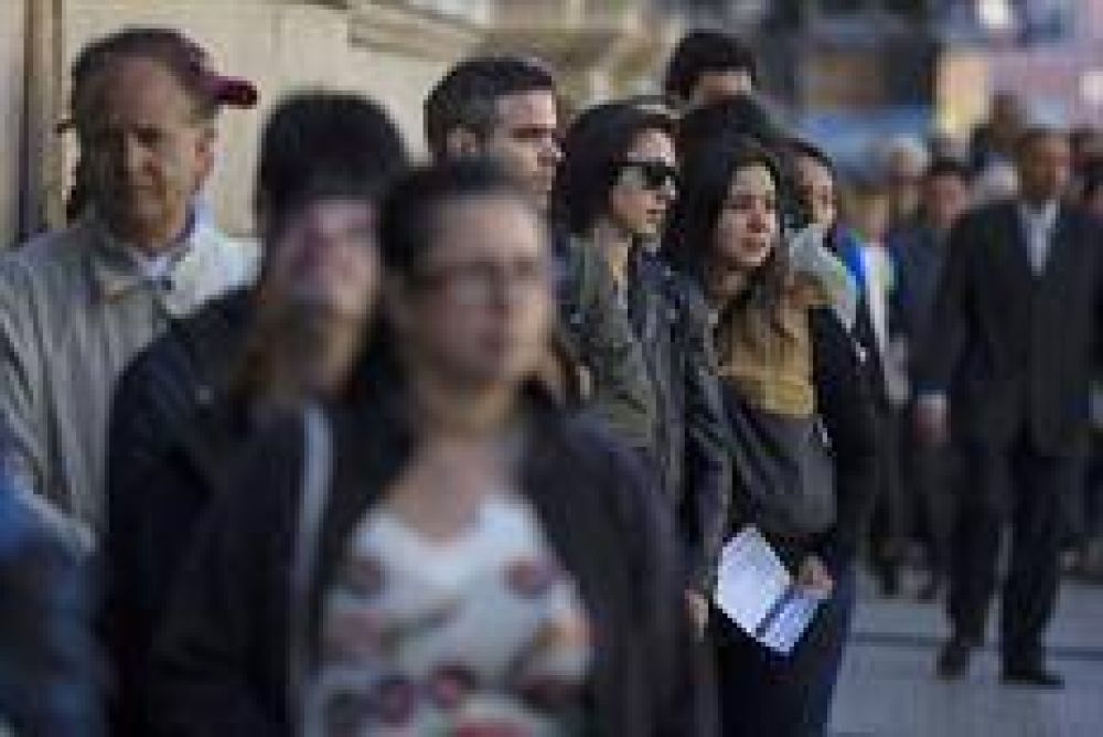 Rehenes urbanos: vecinos presos en interminables colas