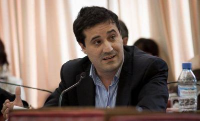 �Es criminal que padres pinten la escuela 2 mientras Scioli pinta de naranja la costa�