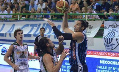 Pe�arol apabull� a Atenas y no se detiene