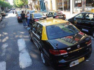 Falleci� el taxista baleado el jueves por la noche en la zona norte y los choferes lanzaron un paro