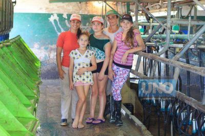 Familia de mujeres decididas que llevan adelante un tambo