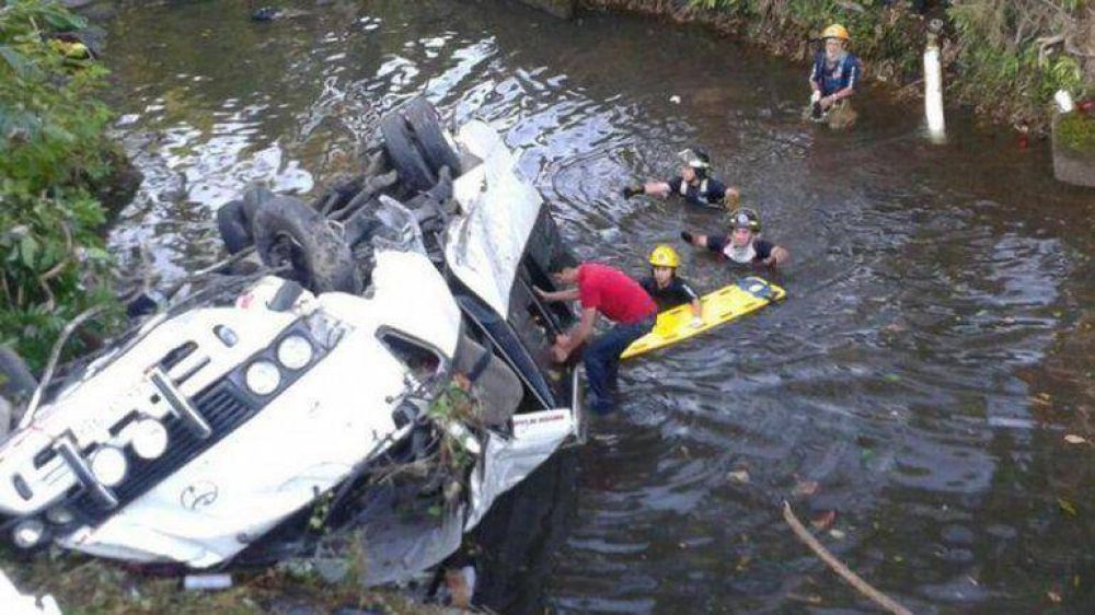 Seis muertos y 20 heridos en Panam� tras caer un bus a una quebrada