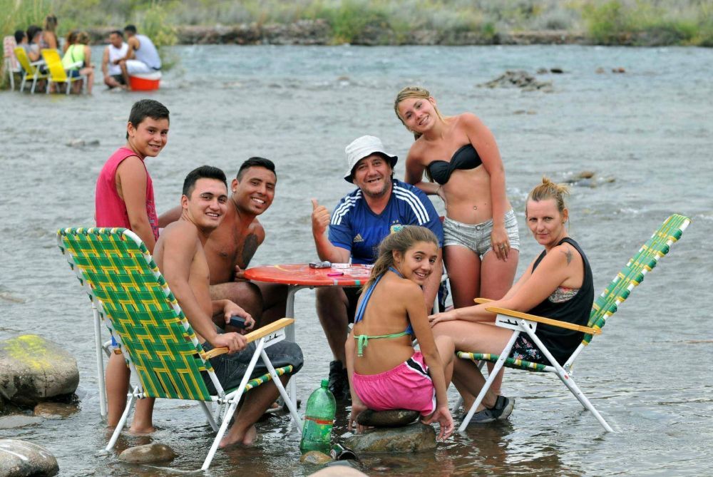 La ola de calor llev� a la gente al r�o