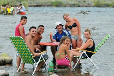 La ola de calor llev� a la gente al r�o