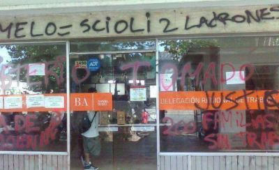 Trabajadores de Argen Pesca van por el cuarto d�a de toma del Ministerio de Trabajo