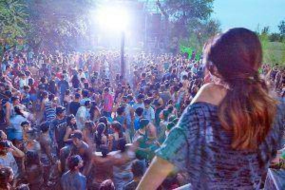 Con multitudinarias concentraciones arrancaron los bailes de carnaval